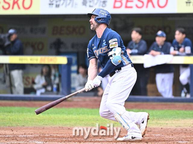 6일 오후 대구광역시 수성구 대구삼성라이온즈파크에서 진행된 '2025 프로야구 KBO리그 포스트시즌' 와일드카드 결정전 1차전 삼성라이온즈와 NC다이노스의 경기. NC 데이비슨이 5회초 2사 1,3루서 1타점 적시타를 터뜨리고 있다./마이데일리