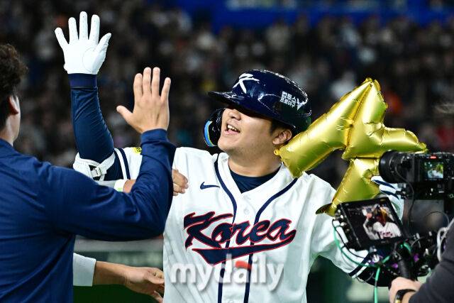 5일 일본 도쿄돔에서 열린 2026 월드 베이스볼 클래식(WBC) 조별리그 한국-체코 경기. 문보경이 1회말 1사 만루에 홈런을 친 후 기뻐하고 있다./도쿄(일본) = 한혁승 기자