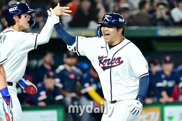 5일 일본 도쿄돔에서 열린 2026 월드 베이스볼 클래식(WBC) 조별리그 한국-체코 경기. 문보경이 1회말 1사 만루에 홈런을 친 후 기뻐하고 있다./도쿄(일본)=한혁승 기자 hanfoto@mydaily.co.kr