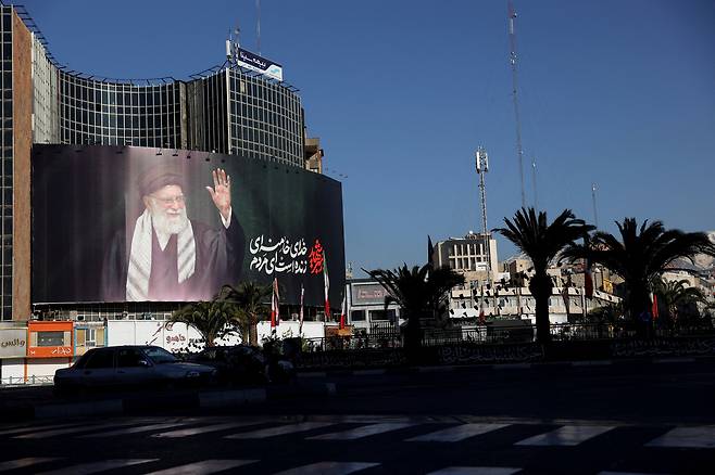 이란 전광판에 걸린 아야톨라 알리 하메네이의 사진 [로이터]