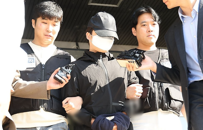2024년 5월 서울 강남역 인근 건물 옥상에서 여자친구를 흉기로 찔러 살해한 의대생 최모(27) 씨가 서울 서초경찰서에서 검찰로 송치되고 있다. [연합]