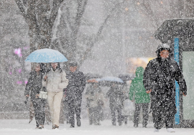서울 종로구 광화문광장 인근에 폭설이 내리고 있다. [연합]
