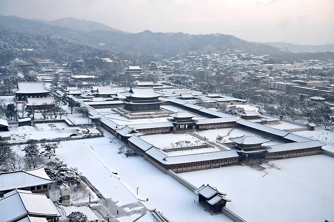 서울 종로구 경복궁에 흰 눈이 가득 쌓여 있다. 임세준 기자