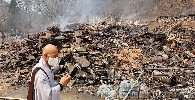 경북 의성군 단촌면 고운사 가운루를 비롯한 건물들이 산불에 모두 불에타 흔적만 남아 있는 가운데 한 스님이 현장을 지나가고 있다.  의성=이상섭 기자