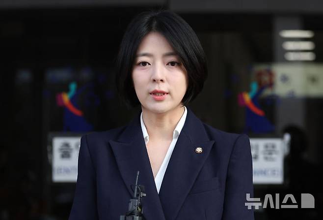 [서울=뉴시스] 김진아 기자 = 배현진 국민의힘 의원이 20일 서울 양천구 서울남부지방법원에서 당원권 1년 정지에 대한 징계 효력정지 가처분 신청을 하기 앞서 입장을 밝히고 있다. 2026.02.20. bluesoda@newsis.com