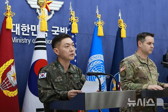[서울=뉴시스] 사진공동취재단 = 장도영 합동참모본부 공보실장과 라이언 도날드 주한미군사 공보실장이 25일 오후 서울 용산구 국방부에서 2026 자유의방패(FS) 연습 계획 관련 공동브리핑을 하고 있다. 2026.02.25. photo@newsis.com