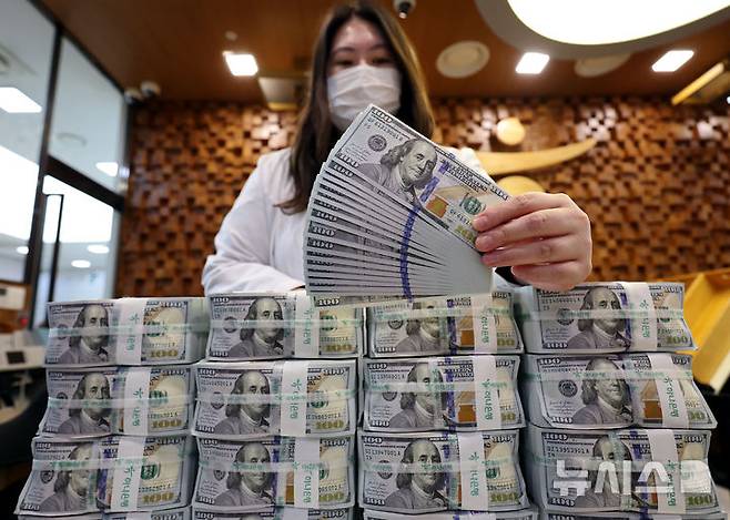 [서울=뉴시스] 지난 4일 오전 서울 중구 하나은행 위변조대응센터에서 직원이 달러화를 정리하고 있다. 미 국제무역법원(ICT)이 도널드 트럼프 미국 행정부에 1300억 달러 상당의 상호 관세 환급을 시작하라고 명령했다. (사진=뉴시스DB) 2026.03.05.