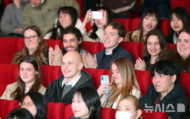 [부산=뉴시스] 하경민 기자 = 2026학년도 1학기 국립부경대학교 외국인 신입생 오리엔테이션이 열린 27일 부산 남구 부경대 대학극장에서 외국인 유학생들이 축하공연을 즐기고 있다. 이번 학기 부경대에는 학부생 135명, 대학원생 87명 등 41개국 433명의 유학생이 입학했다. 2026.02.27. yulnetphoto@newsis.com