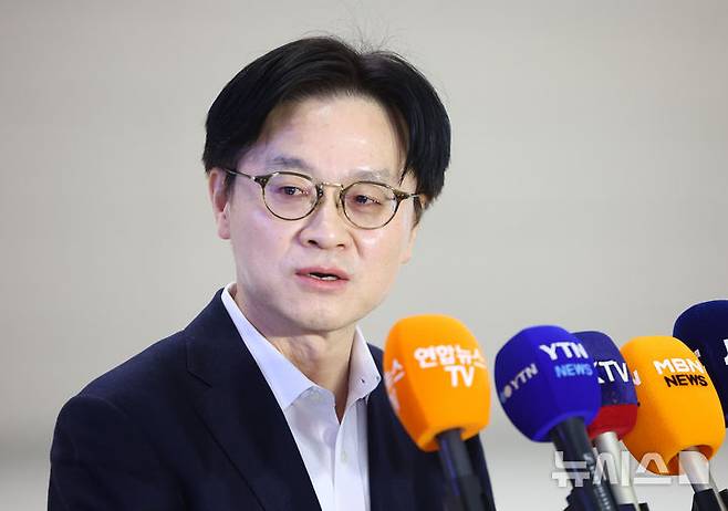 [인천공항=뉴시스] 황준선 기자 = 김정관 산업통상부 장관이 캐나다에서 열리는 LG엔솔 배터리 공장 준공식 참석을 계기로 캐나다 초계 잠수함 프로젝트(CPSP) 사업 수주를 지원하기 위해 5일 오전 인천국제공항 2터미널을 통해 출국하며 취재진 질문에 답변하고 있다. 2026.03.05. hwang@newsis.com