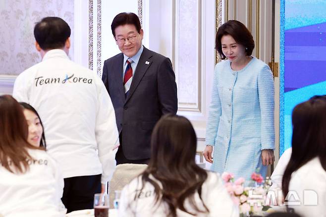 [서울=뉴시스] 고범준 기자 = 이재명 대통령과 김혜경 여사가 5일 청와대 영빈관에서 열린 2026 밀라노·코르티나담페초 동계올림픽 선수단 격려 오찬에 입장하고 있다. 2026.03.05. photo@newsis.com