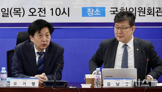 [서울=뉴시스] 조성봉 기자 = 더불어민주당 코리아 프리미엄 K-자본시장 특별위원회 위원장인 오기형 의원이 5일 오전 서울 여의도 국회 의원회관에서 열린 특위 업무보고에 참석해 김남근 의원과 대화를 하고 있다.2026.03.05. suncho21@newsis.com