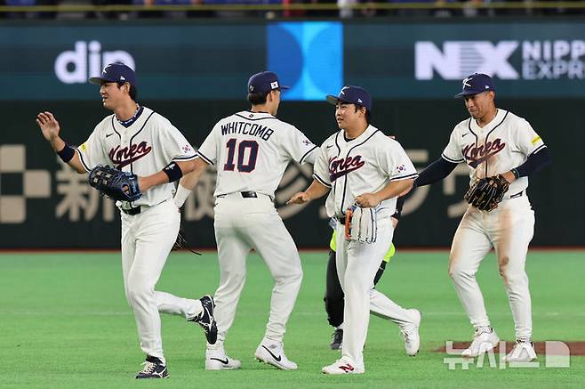 [도쿄=뉴시스] 권창회 기자 = 5일 일본 도쿄돔에서 열린 2026 WBC 조별리그 C조 1차전 한국과 체코와의 경기, 11대 4로 승리한 대한민국 선수들이 자축하고 있다. 2026.03.05. kch0523@newsis.com
