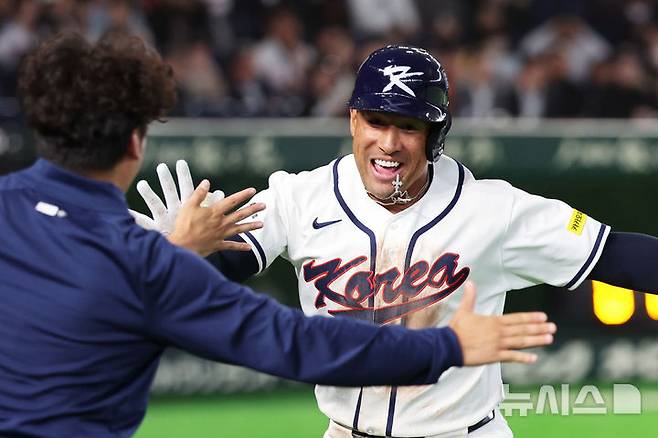 [도쿄=뉴시스] 권창회 기자 = 5일 일본 도쿄돔에서 열린 2026 WBC 조별리그 C조 1차전 한국과 체코와의 경기, 8회말 2사 한국 저마이 존스가 솔로홈런을 친 뒤 동료들의 축하를 받고 있다. 2026.03.05. kch0523@newsis.com