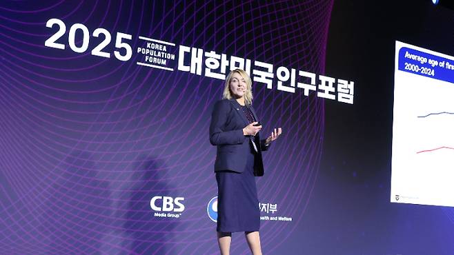 오사 한슨 스웨덴 출산율국가조사위원장이 지난 11월 서울 여의도 FKI타워 그랜드볼룸에서 CBS와 보건복지부 주최로 열린 '2025 대한민국 인구포럼 - 새로운 기회와 도전'에서 기조 발제를 하고 있다. CBS 사회공헌센터 제공