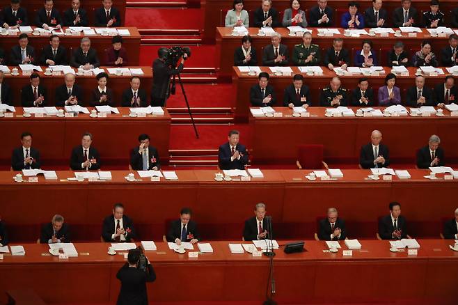 시진핑 중국 국가 주석과 지도부가 5일 베이징 인민대회당에서 개최된 전국인민대표대회(전인대) 연례회의에 참석해 박수를 치고 있다. 연합뉴스