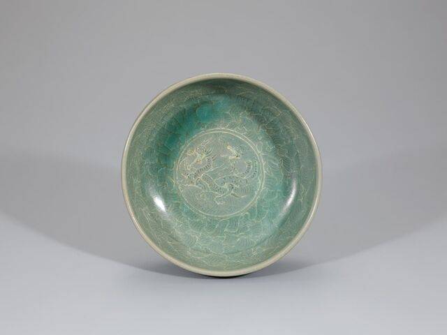 ‘청자 상감쌍룡국화문 반’. 국가유산청