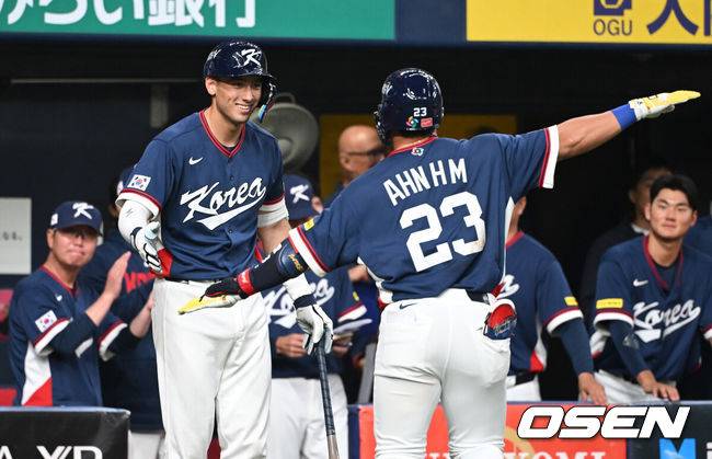 [OSEN=오사카(일본), 손용호 기자] 3일 일본 오사카 교세라돔에서 월드베이스볼클래식(WBC) 공식 연습 경기 한국 야구 대표팀과 오릭스 버팔로스의 경기가 열렸다.우리 대표팀은 연습 경기 2차전을 치른 뒤 5일 일본 도쿄돔에서 체코와 WBC 조별리그 1차전에서 격돌한다.9회초 무사에서 한국 안현민이 솔로 홈런을 치고 더그아웃에서 셰이 위트컴과 세리머니를 하고 있다. 2026.03.03 /spjj@osen.co.kr