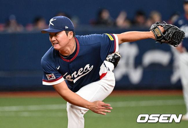 [OSEN=오사카(일본), 손용호 기자] 3일 일본 오사카 교세라돔에서 월드베이스볼클래식(WBC) 공식 연습 경기 한국 야구 대표팀과 오릭스 버팔로스의 경기가 열렸다.우리 대표팀은 연습 경기 2차전을 치른 뒤 5일 일본 도쿄돔에서 체코와 WBC 조별리그 1차전에서 격돌한다.4회말 2사 만루에서 한국 고우석이 역투하고 있다. 2026.03.03 /spjj@osen.co.kr