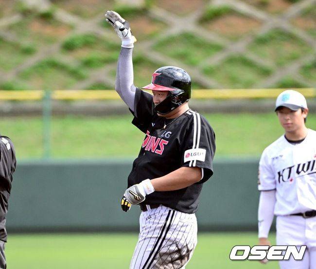 [OSEN=오키나와(일본), 최규한 기자] 1일 일본 오키나와 구시가와 야구장에서 프로야구 KT 위즈와 LG 트윈스의 연습경기가 열렸다.이날 경기에서 KT는 오원석, LG는 요니 치리노스를 선발로 내세웠다.6회초 무사 선두타자로 나선 LG 이재원이 2루타를 날리고 2루에 안착한 뒤 기뻐하고 있다. 2026.03.01 / dreamer@osen.co.kr