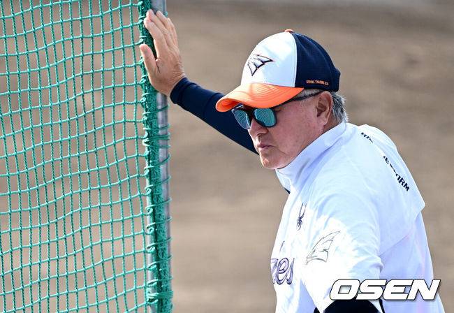 [OSEN=오키나와(일본), 최규한 기자] 프로야구 한화 이글스가 21일 일본 오키나와 고친다 구장에서 스프링 캠프 훈련을 펼쳤다.한화는 이번 2차 오키나와 캠프에서 총 9차례의 연습경기를&nbsp;통해 전력을 가다듬을 예정이다.한화 김경문 감독이 선수들의 훈련을 주시하고 있다. 2026.02.21 / dreamer@osen.co.kr