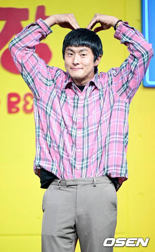 [OSEN=최규한 기자] 15일 오전 서울 JW 메리어트 동대문 스퀘어 서울에서 넷플릭스 '대환장 기안장' Part 2 ‘절찬리 영업중’ 기자간담회가 열렸다.'대환장 기안장'은 기안적 낭만이 가득한 울릉도 기안장에서 기안84, BTS 진, 지예은이 숙박객들과 펼치는 기상천외한 신개념 민박 버라이어티다.방송인 기안84가 포토타임을 하고 있다. 2025.04.15 / dreamer@osen.co.kr