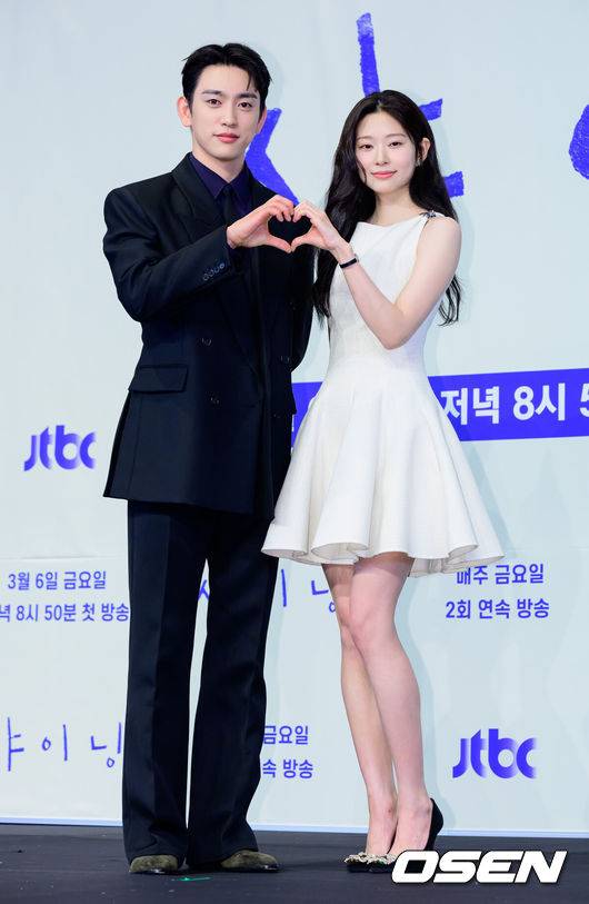 [OSEN=지형준 기자] 5일 오후 서울 구로구 더 링크호텔 서울에서 JTBC 새 금요시리즈 ‘샤이닝’ 제작발표회가 열렸다.'샤이닝'은 둘만의 세계를 공유하던 청춘들이 서로의 믿음이자 인생의 방향을 비춰주는 빛 그 자체가 되어가는 과정을 담은 드라마다.&nbsp;배우 박진영, 김민주가 포토타임을 하고 있다. 2026.03.05 /jpnews@osen.co.kr