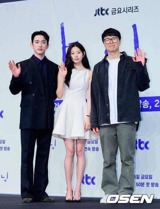 [OSEN=지형준 기자] 5일 오후 서울 구로구 더 링크호텔 서울에서 JTBC 새 금요시리즈 ‘샤이닝’ 제작발표회가 열렸다.'샤이닝'은 둘만의 세계를 공유하던 청춘들이 서로의 믿음이자 인생의 방향을 비춰주는 빛 그 자체가 되어가는 과정을 담은 드라마다.&nbsp;배우 박진영, 김민주, 김윤진 감독이 포토타임을 하고 있다. 2026.03.05 /jpnews@osen.co.kr