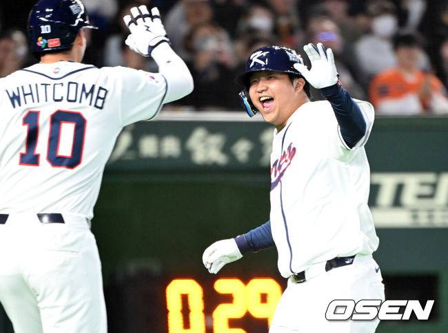 [OSEN=도쿄(일본), 손용호 기자] 5일 일본 도쿄돔에서 월드베이스볼클래식(WBC) 조별리그 C조 한국과 체코의 경기가&nbsp;열렸다.한국은 소형준, 체코는 다니엘 파디샥을 선발투수로 내세웠다.2006년 4강, 2009년 준우승을 차지한 경험이 있는 한국은 이후 3개 대회(2013년, 2017년, 2023년)에서 모두 8강 토너먼트 진출에 실패했다. 이번 대회에서는 17년 만에 본선 토너먼트 진출을 노린다.1회말 1사 만루에서 한국 문보경이 우중월 만루 홈런을 치고 홈에서 동료들과 환호하고 있다. 2026.03.05&nbsp;/spjj@osen.co.kr