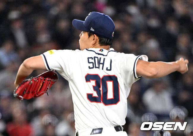 [OSEN=도쿄(일본), 손용호 기자] 5일 일본 도쿄돔에서 월드베이스볼클래식(WBC) 조별리그 C조 한국과 체코의 경기가&nbsp;열렸다.한국은 소형준, 체코는 다니엘 파디샥을 선발투수로 내세웠다.2006년 4강, 2009년 준우승을 차지한 경험이 있는 한국은 이후 3개 대회(2013년, 2017년, 2023년)에서 모두 8강 토너먼트 진출에 실패했다. 이번 대회에서는 17년 만에 본선 토너먼트 진출을 노린다.1회초 무사에서 한국 선발투수 소형준이 역투하고 있다. 2026.03.05&nbsp;/spjj@osen.co.kr