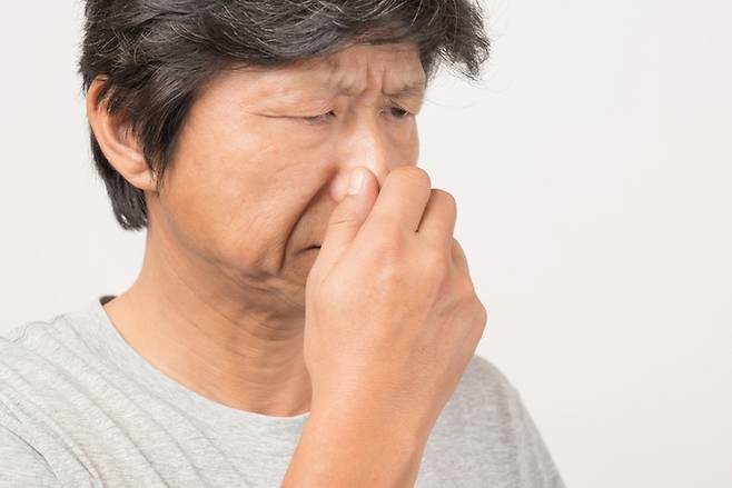 노화로 인한 체취 변화는 단순한 위생 문제가 아닌 심리적 위축으로 이어질 수 있다. 게티이미지