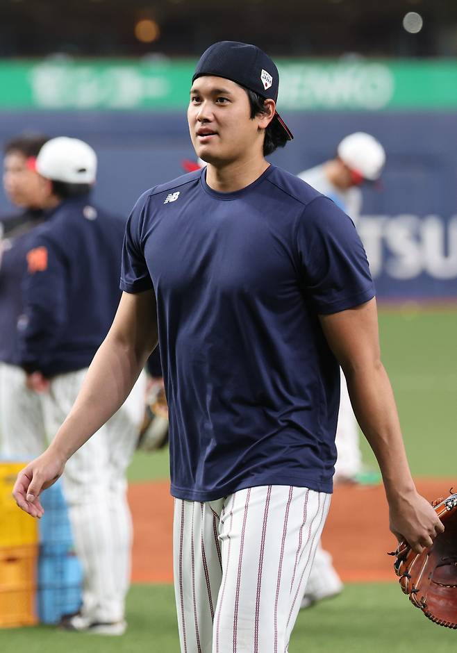 월드베이스볼클래식(WBC) 출전을 앞둔 일본 야구 대표팀 오타니 쇼헤이가 지난 1일 일본 오사카 교세라돔에서 훈련을 마친 뒤 퇴장하고 있다. 연합뉴스