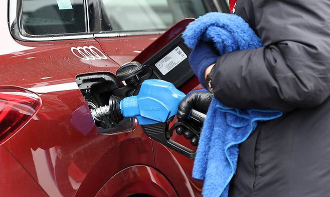 이란혁명수비대가 호르무즈 해협을 봉쇄를 선언하는 등 중동 분쟁 격화로 국제 유가가 급등하고 있는 지난 3일 서울 시내 한 주유소에 직원이 주유하고 있다. 뉴스1
