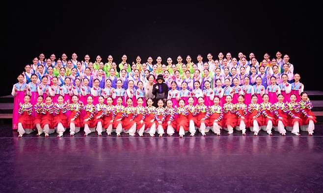 2022년 리틀엔젤스예술단 창단 60주년 기념공연이 열린 세종문화회관에서 공연을 마친 단원들과 신순심 초대 단장(가운데 오른쪽), 문훈숙 이사장(가운데 왼쪽)이 기념촬영을 하고 있다. 리틀엔젤스예술단 제공