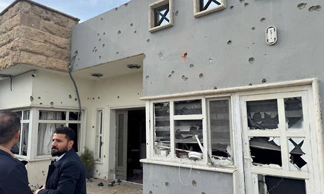 4일 이라크 아르빌에서 드론 공격으로 주거지가 파손된 이라크 쿠르드 주민들이 피해 상황을 살피고 있다. AP연합뉴스