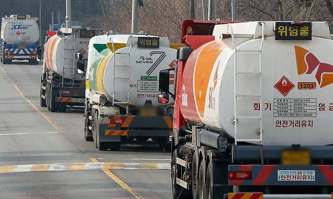 바삐 오가는 유조차 이란 혁명수비대가 지난 1일부터 호르무즈해협을 사실상 봉쇄하면서 국제 유가가 급등하고 에너지 수급 불안정성이 커진 가운데 5일 경기 성남시 대한송유관공사 서울지사 인근 도로에서 유조차들이 오가고 있다. 성남=유희태 기자