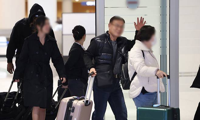 미국·이스라엘이 이란을 공격하며 중동 정세가 악화하는 가운데 5일 중동을 방문했던 여행객 및 기타 이용객들이 인천국제공항 제2여객터미널을 통해 입국하고 있다. 연합뉴스