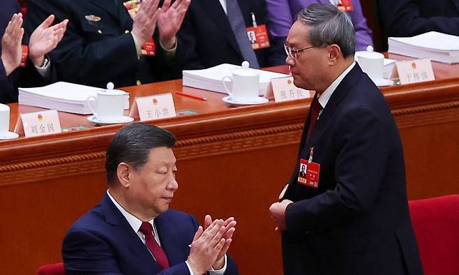 총리 향해 박수 치는 시진핑 중국 베이징 인민대회당에서 5일 열린 제14기 전국인민대표대회 4차 회의 개막식에서 시진핑 중국 국가주석이 업무보고를 위해 일어선 리창 국무원 총리에게 박수를 보내고 있다. 리 총리는 올해 중국의 국방 예산이 1조9096억위안(약 405조원)으로 지난해보다 7% 늘었다고 발표했다 .베이징=로이터연합뉴스