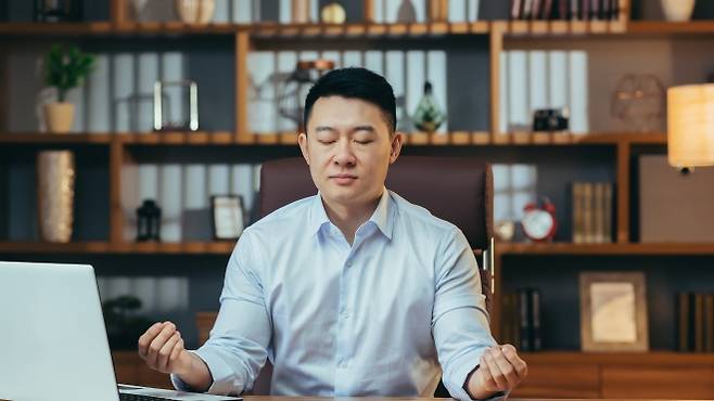 명상 방식의 깊은 호흡 훈련이 남성의 관계 지속 시간을 늘리는 데 도움을 줄 수 있다는 연구가 보고됐다. 사진은 심호흡을 하는 모습. 아이클릭아트