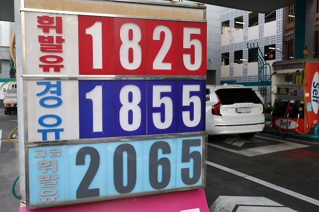 중동사태에 기름값 급등세 - 지난달 28일(현지시간) 발발한 미국과 이스라엘의 이란 공습 여파로 국내 주유소 휘발유와 경유 가격이 가파르게 상승하고 있는 5일 서울의 한 주유소에 유류 가격이 표시돼 있다. 연합뉴스