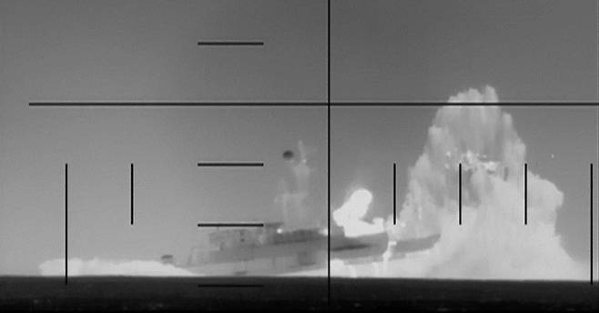 미군 잠수함이 발사한 어뢰에 맞은 이란 해군 프리깃함이 인도양에서 침몰하고 있는 모습. 미군 영상 캡처