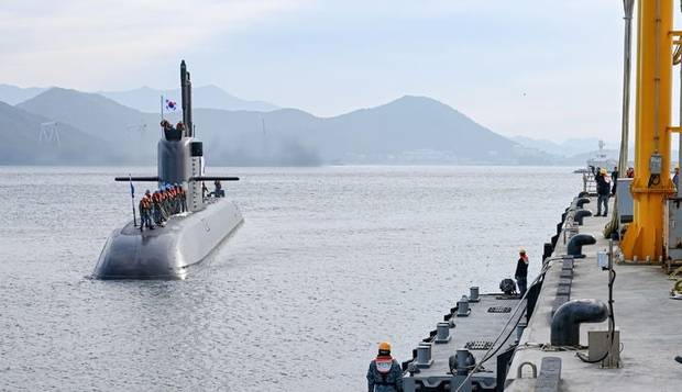 지난해 12월 30일 해군 도산안창호급 잠수함 안무함(KSS-Ⅲ·3000톤급)이 미국 괌 현지에서 열린 ‘2025 사일런트 샤크 훈련’에 참가하고 훈련을 마친 뒤 진해군항으로 입항하고 있다. 사진 제공=해군