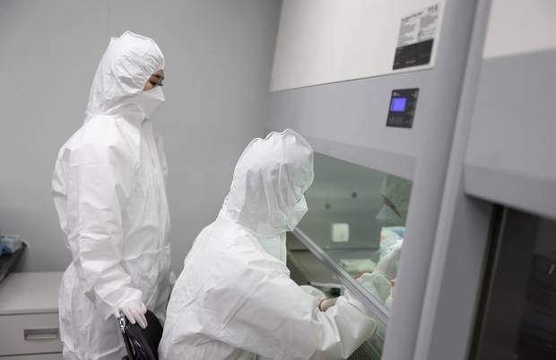 경기도 용인 기흥구 서울의과학연구소 검사실에서 연구원들이 코로나19 검사를 하고 있다. 사진 제공=서울의과학연구소