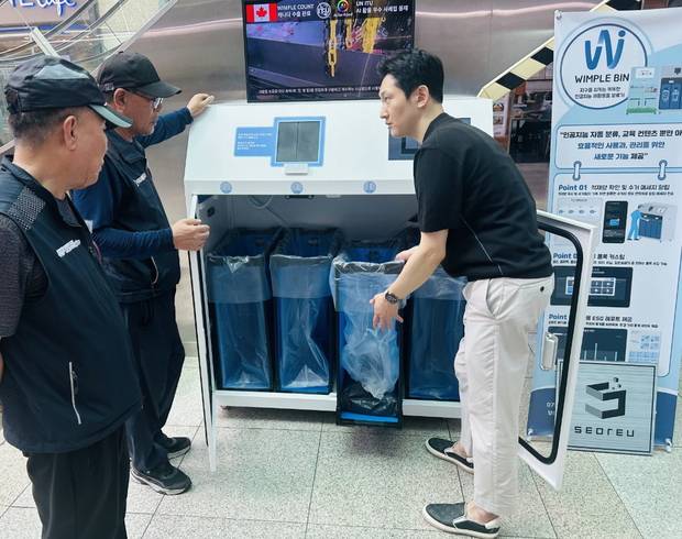 지난해 공공기관 테스트 베드 지원사업에 참여했던 업체 직원이 부산시설공단 관계자에게 종이, 캔 등 인공지능 자동 분류 혁신기술을 적용한 ‘IoT 스마트 리사이클링 시스템’을 설명하고 있다. 사진제공=부산시설공단