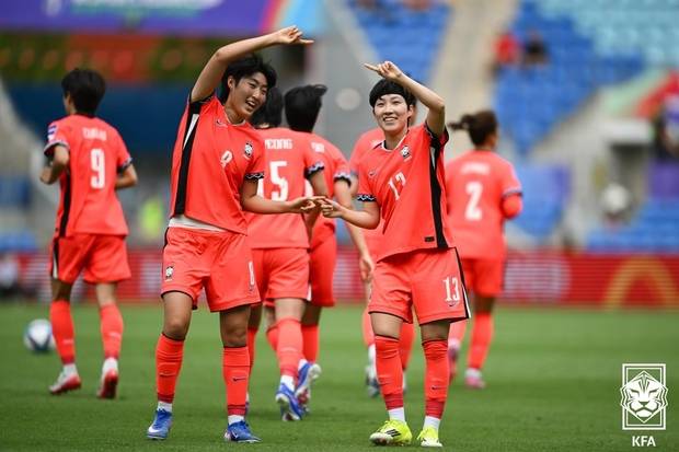 한국 여자 축구대표팀 문은주(왼쪽)과 박수정이 5일 호주 퀸즐랜드주 골드코스트의 골드코스트 스타디움에서 열린 필리핀과 AFC 여자 아시안컵 조별리그 A조 2차전에서 골 세리머니를 하고 있다. 사진 제공=대한축구협회