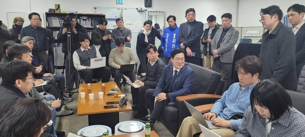 박찬대 더불어민주당 의원이 5일 인천시청 출입기자간담회에서 인천시장 출마를 공식 선언했다. 인천=안재균 기자