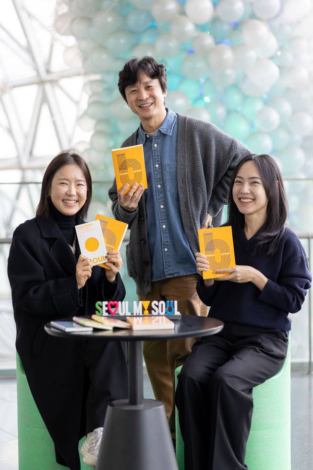 정기열(가운데부터 시계방향), 이현경, 박성아 서울시 주무관이 제작에 참여한 ‘서울플래너 2026’를 들어보이고 있다. 사진제공=서울시