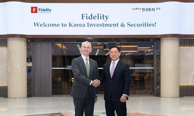 5일 한국투자증권 본사에서 김성환(오른쪽) 사장과 데이미언 무니(Damien Mooney) 피델리티 아시아 태평양 회장이 파트너십 강화 방안 논의 후 기념촬영하고 있다. 한국투자증권