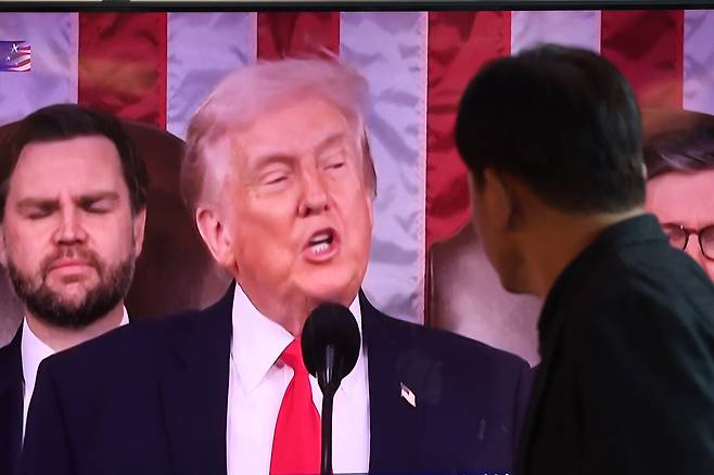 2월25일 서울역 대합실 TV에 트럼프 미국 대통령의 국정연설이 나오고 있다. ⓒ연합뉴스