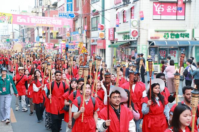지난해 열린 홍의장군축제 퍼레이드 장면 ⓒ의령군 제공