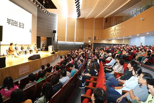 리치리치페스티벌 '리치톡톡' 5인 토크쇼 모습 ⓒ의령군 제공